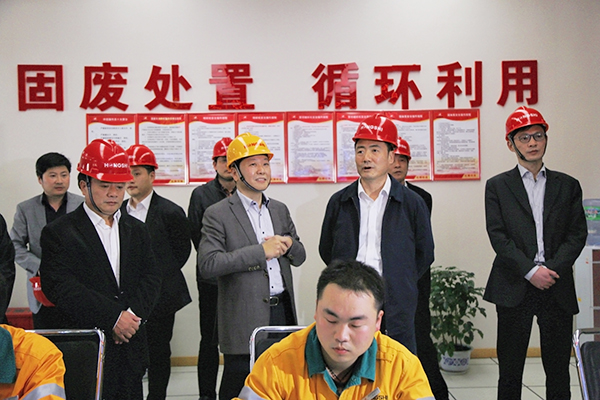 2016年3月，浙江省人大常委會副主任趙光君（右二，時任金華市委書記）來集團(tuán)調(diào)研水泥窯協(xié)同處置固廢項(xiàng)目，肯定集團(tuán)在“五水共治”、環(huán)境保護(hù)等方面作出的貢獻(xiàn)