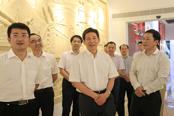 2017年9月，中國建筑材料聯(lián)合會會長喬龍德（中）來集團(tuán)調(diào)研，充分肯定集團(tuán)在創(chuàng)新驅(qū)動、綠色發(fā)展、“一帶一路”等方面取得的成績